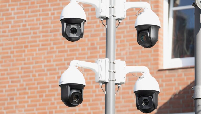 Vier Kameras an einem Mast