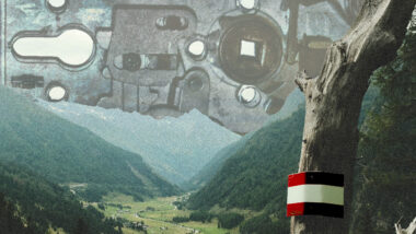 Bergkulisse mit Österreichfahne im Vordergrund