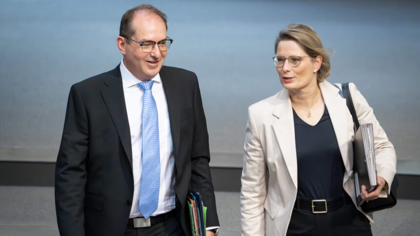 Innenminister Dobrindt und Justizministerin Hubig stehen nebeneinander im Gespräch.