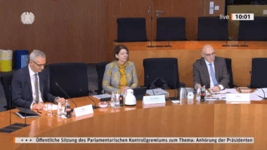 Zwei Männer und eine Frau im Bundestag.