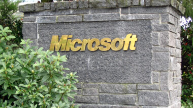 Das Unternehmenslogo von Microsoft am Sitz in Redmond, asu Stein, Schrift in Gold.