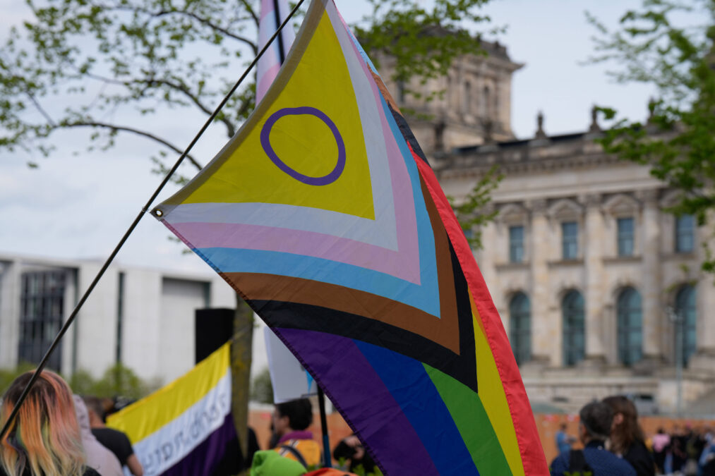 Progressive Pride Regenbogenflagge vor dem Bundestag