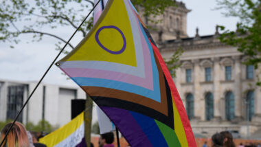 Progressive Pride Regenbogenflagge vor dem Bundestag