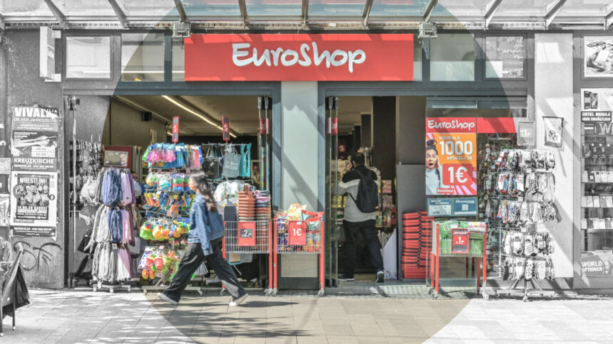 Straßenszene vor einem Euro-Shop