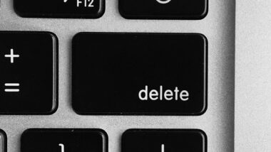 Delete-Taste auf einer schwarzen Tastatur