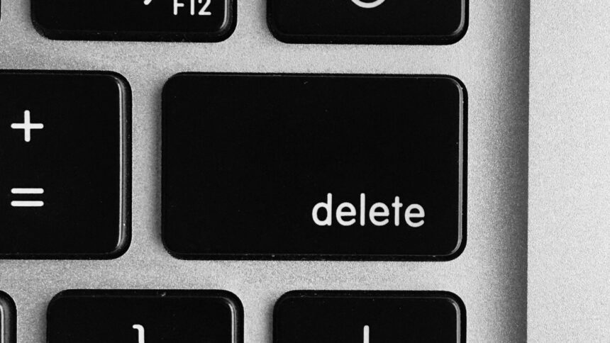 Delete-Taste auf einer schwarzen Tastatur