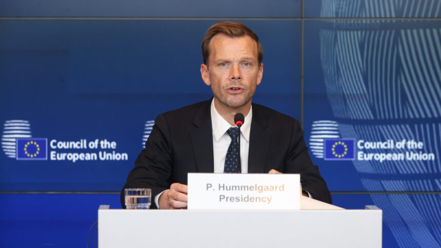 Mann mit Krawatte vor blauer Wand, Pressekonferenz