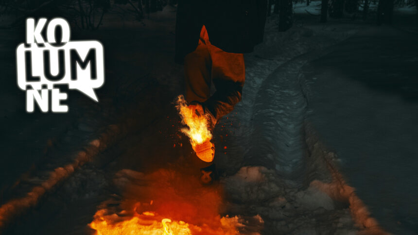 Mensch rennt im Schnee und zieht Feuer hinter sich her.