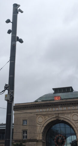 Pfahl mit Überwachungskameras vor dem Mannheimer Hauptbahnhof