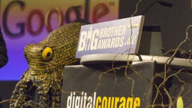 Eine Bühne, auf der eine Datenkraken-Puppe und ein Podest zu sehen ist.