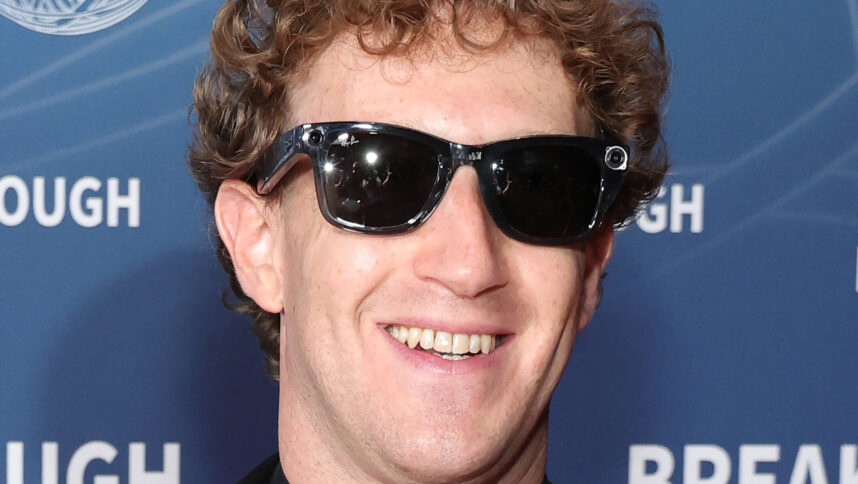 Meta-Chef Mark Zuckerberg lächelt breit in die Kamera. Er trägt eine schwarze Sonnenbrille.