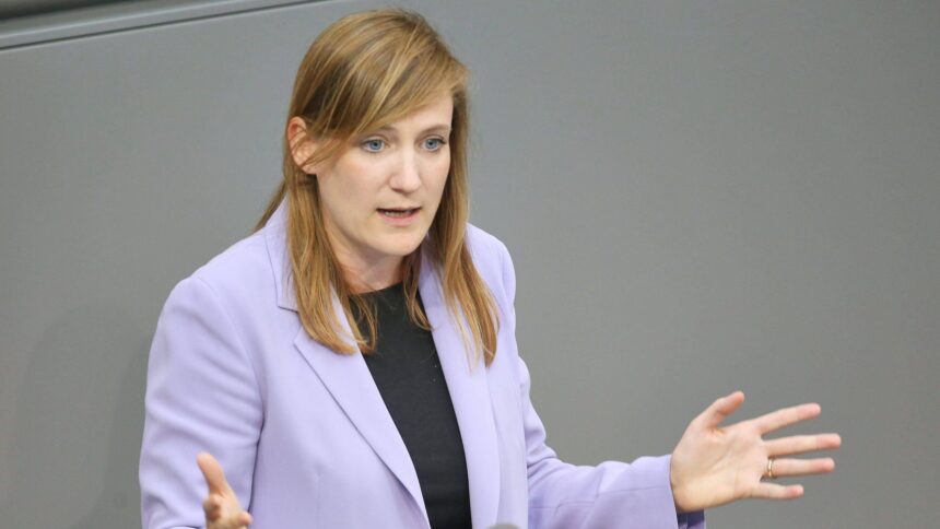 Carmen Wegge im fliederfarbenen Blazer am Rednerpult