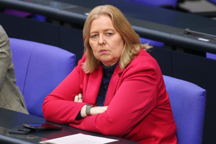 Bärbel Bas sitzt im Bundestag und guckt grimmig.