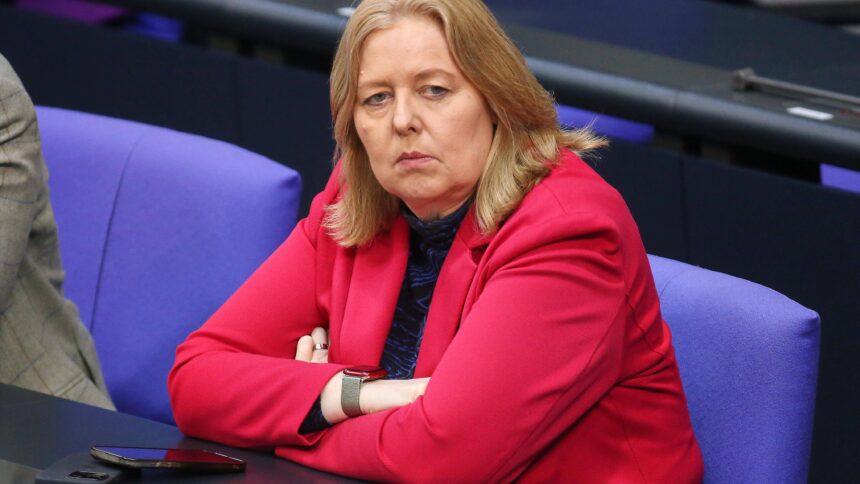 Bärbel Bas sitzt im Bundestag und guckt grimmig.