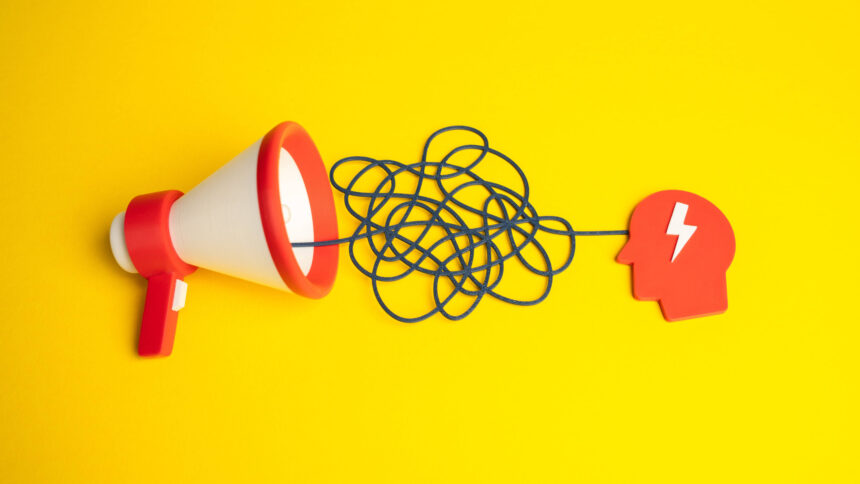 Ein stilisiertes Megaphon und ein Kopf, dazwischen ein Kabelgewirr.