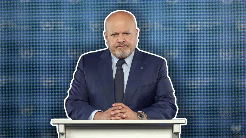 Karim Khan am Rednerpult vor verpixeltem Hintergrund