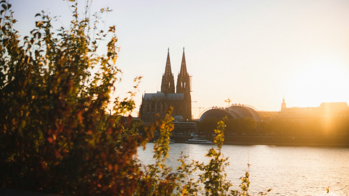 Blick über den Rhein auf den Dom im Sonnenaufgang