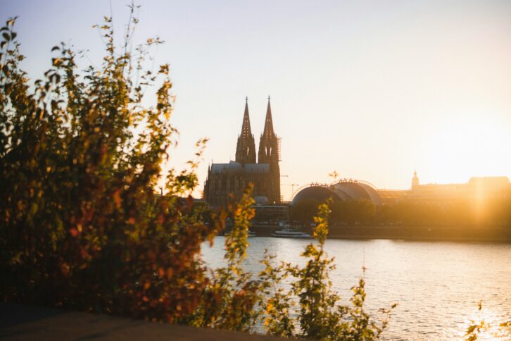 Blick über den Rhein auf den Dom im Sonnenaufgang