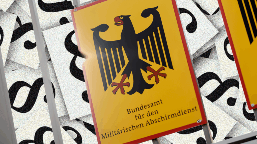 Schild am Tor des MAD mit Bundesadler, im Hintergrund Paragrafen