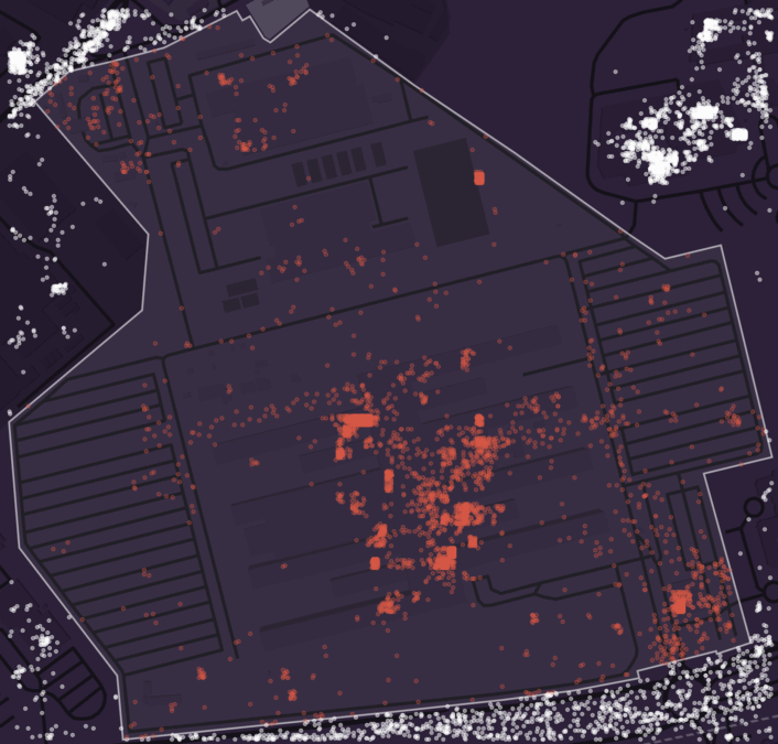Eine Karte zeigt den Umriss des NATO-Hauptquartiers in Brüssel. Rote Punkte zeigen Handy-Ortungen innerhalb des Gebiets, weiße Punkte außerhalb.