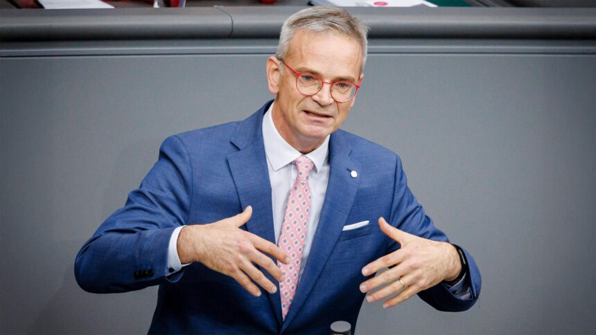 Markus Reichel am Redepult im Bundestag