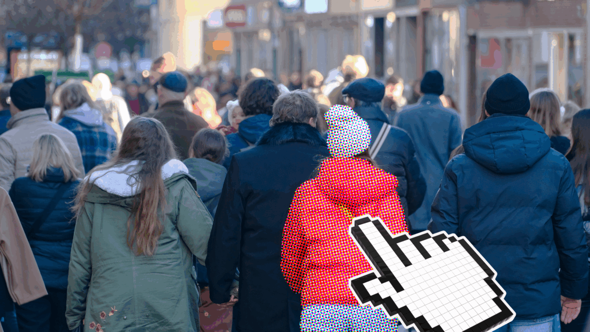 Menschen von hinten, die durch eine Fußgängerzone laufen; ein übergroßer pointer cursor ist auf eine Person in roter Jacke gerichtet