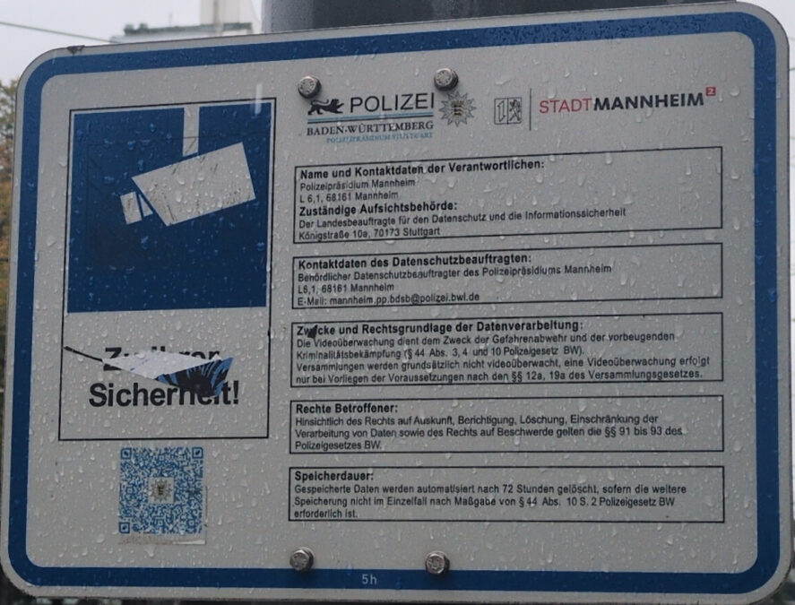 Ein Schild, das anzeigt, das hier gefilmt wird.