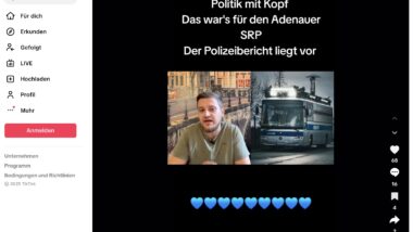 Das Bild ist ein Screenshot von einem TikTok-Video. Im Video spricht ein Mann vor einem Hintergrund, der in zwei Hälften geteilt ist. Auf der einen Seite ist eine Straße mit Gebäuden und einer Brücke zu sehen, und auf der anderen Seite ein Bus, der aussieht wie ein Polizeifahrzeug. Der Text über dem Video lautet: "Politik mit Kopf. Das war's für den Adenauer SRP. Der Polizeibericht liegt vor". Unter dem Video befinden sich blaue Herz-Emojis.