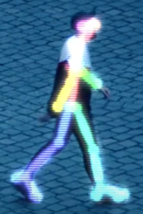 Eine gehende Person, überlagert von einem bunten Strichmännchen