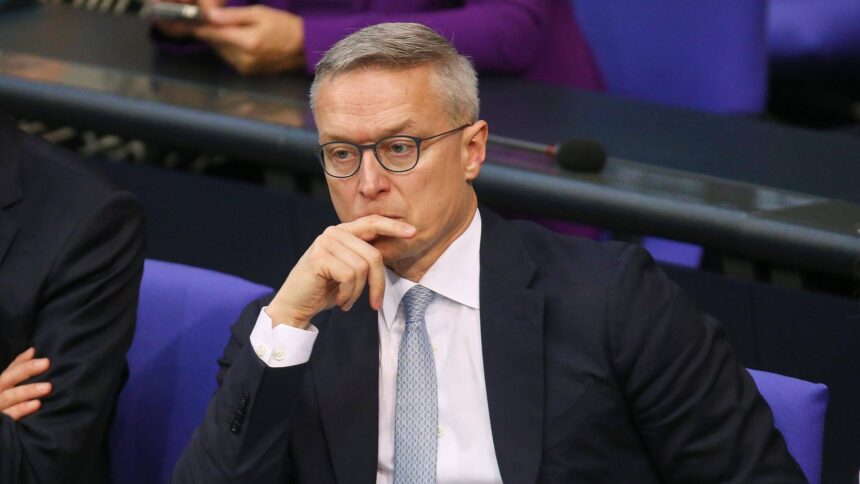 Digitalminister Karsten Wildberger sitzt im Bundestag