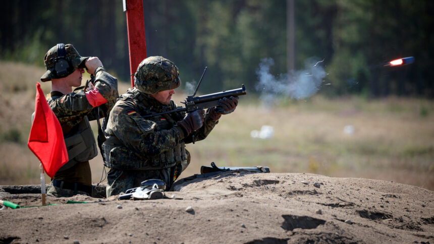 Zwei Soldaten des Jägerbataillons 91 üben das Schießen mit der Granatpistole auf dem Truppenübungsplatz Pabrade/Litauen im Rahmen der Übung Grand Eagle 2