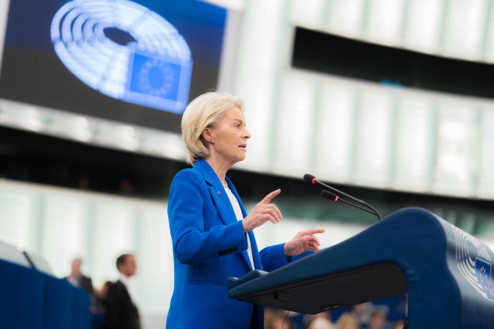 Ursula von der Leyen spricht am Pult im Europäischen Parlament in Strasbourg im Oktober 2025.