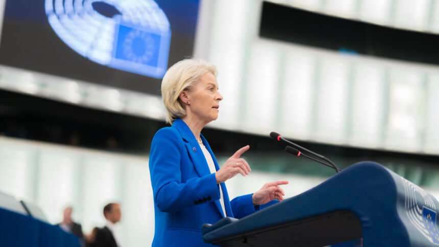 Ursula von der Leyen spricht am Pult im Europäischen Parlament in Strasbourg im Oktober 2025.