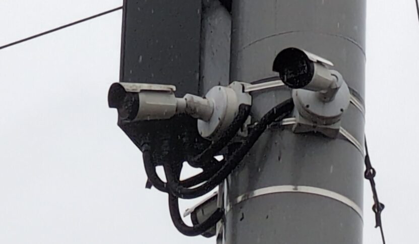 Zwei Kameras an einem Mast.