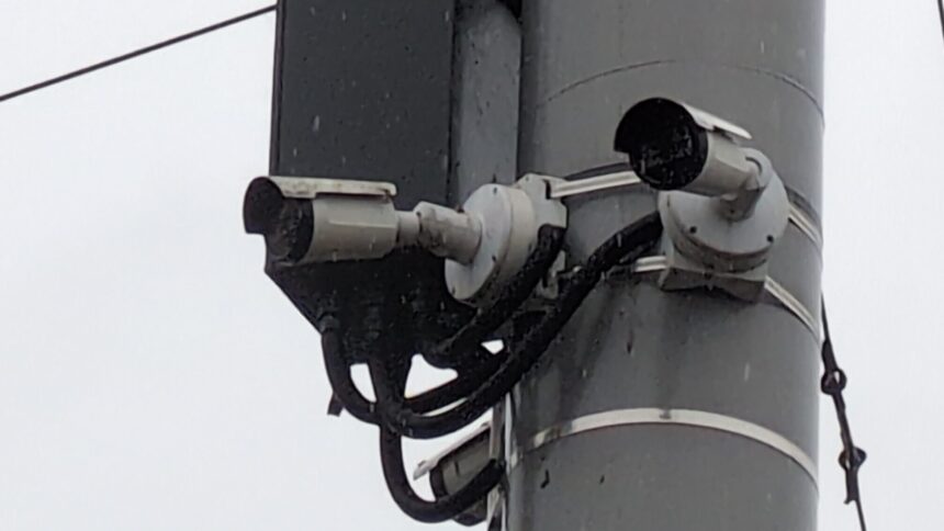 Zwei Kameras an einem Mast.