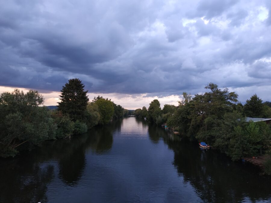 Fluß mit Uferbewuchs