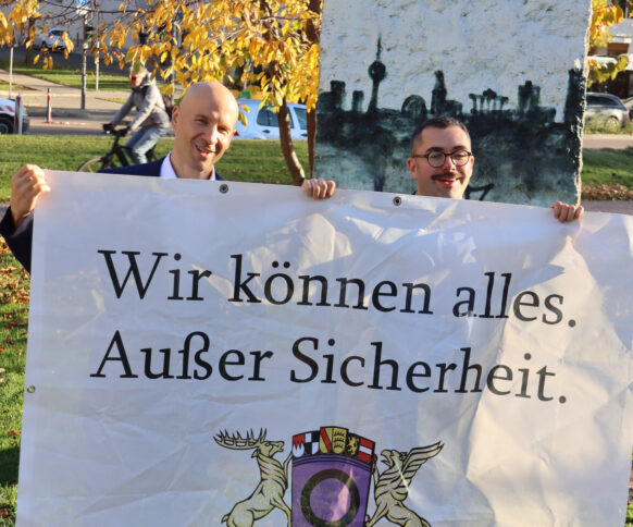Sebastian Müller vor dem Landtag in Stuttgart.
