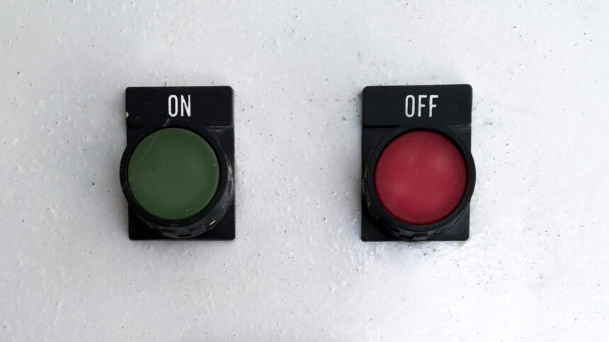 Zwei Schalter an einer Wand, über dem grünen steht "on", über dem roten steht "off"