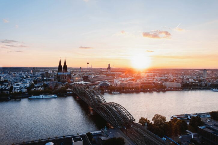 Blick auf den Rhein in Köln im Sonnenaufgang