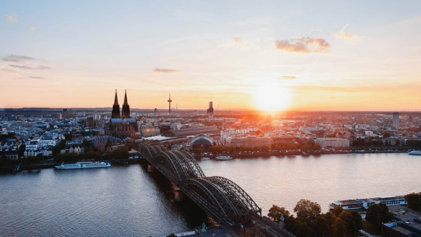 Blick auf den Rhein in Köln im Sonnenaufgang