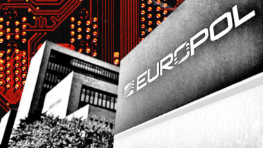 Vorn: Europol-Gebäude in schwarz-weiß, hinten Platine in rot.