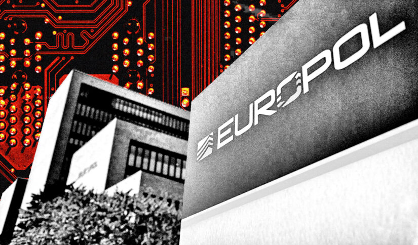 Vorn: Europol-Gebäude in schwarz-weiß, hinten Platine in rot.