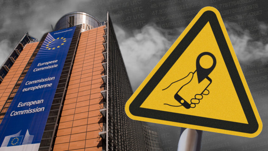 Das Gebäude der EU-Kommission. Ein gelbes, dreieckiges Warnschild. Es zeigt die symbolische Darstellung eines Smartphones mit einer Ortungsmarke.