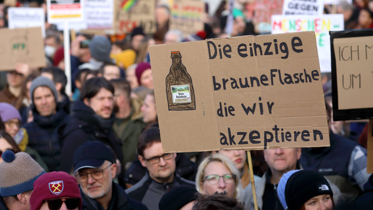 Viele Menschen auf Demo.