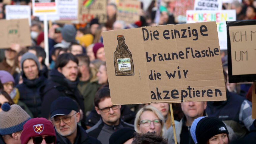 Viele Menschen auf Demo.