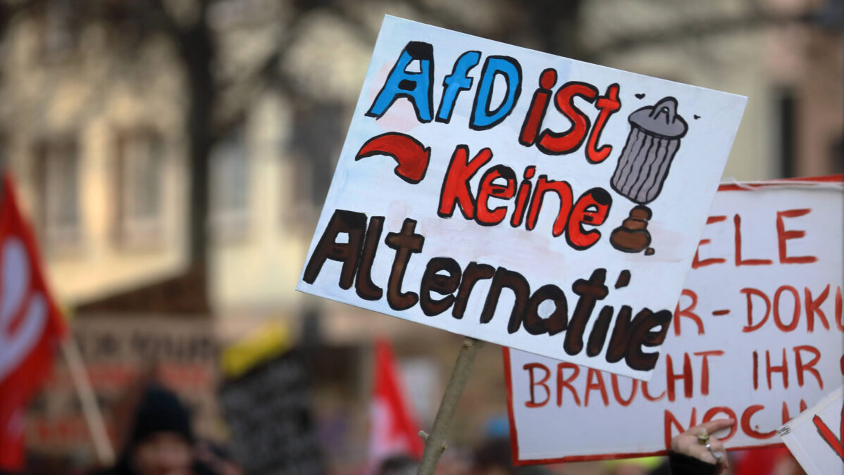 Schild mit Scheiss-Haufen und Aufschrift "AfD ist keine Alternative"