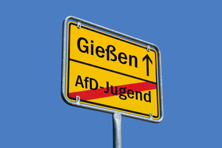 Ortsschild mit Gießen und durchgestrichene AfD-Jugend