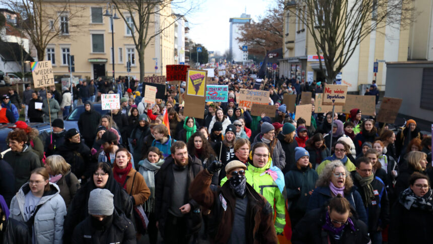 Große Demonstration gegen Rechtsradikalismus.