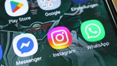 Smartphone-Display mit App-Icons, unter anderem von Meta.