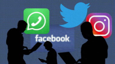 Menschliche Silhouetten mit Laptops in den Händen, dahinter die Logos sozialer Netzwerke.